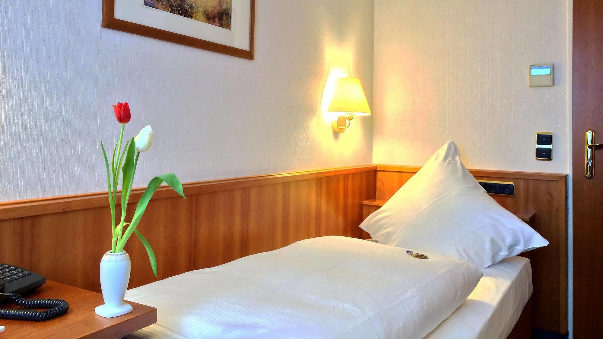Hotel Ilbertz Garni Кельн Екстер'єр фото